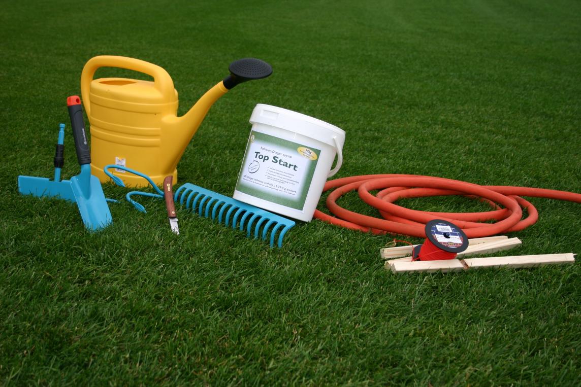 Starterdünger, Harke, Messer, Beregnung, Messwerkzeug zum Verlegen von Rollrasen