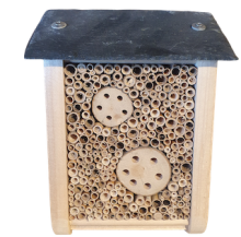 Insektenhotel mit Schieferdach