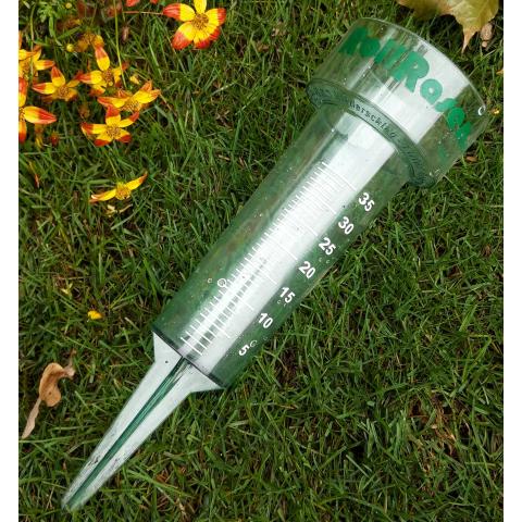 Regenmesser mit Erdspieß liegend