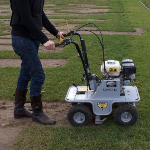 motorbetriebener Rasensodenentferner